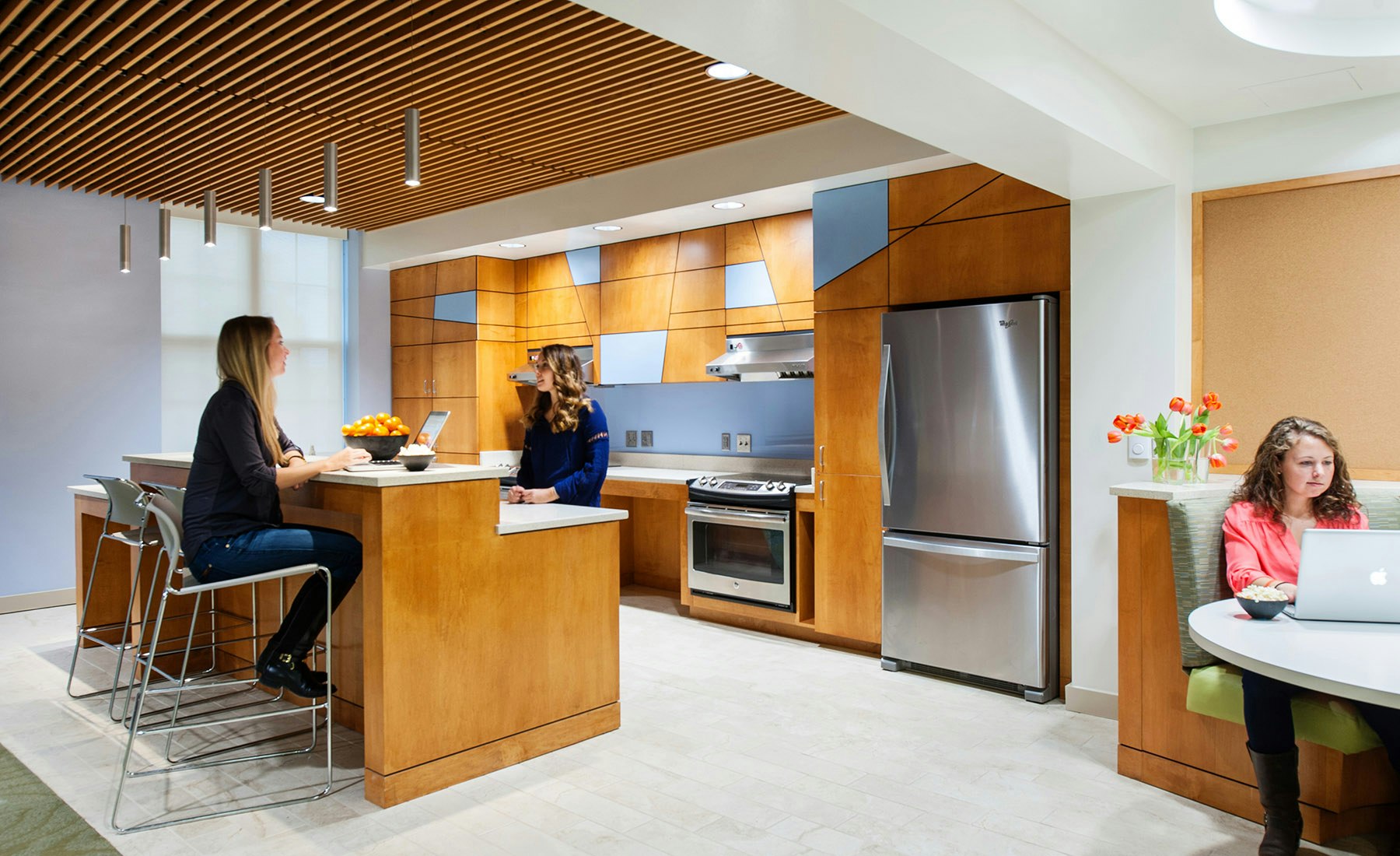 With open and connected lounge, kitchen, laundry and study space, the building’s common spaces inspire students to socialize, study, collaborate, and form bonds that expand beyond the independent sororities. 